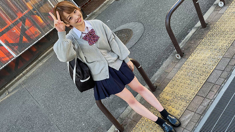 ＜素人＞ チンポに興味津々！ショートヘア童顔美少女 美ピンク乳首＆真っ...