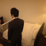 ＜素人＞ ホテル盗撮 今まで頑なに本番を断ってきた美人メンエス嬢がタイプの男にあっけなく肉棒をねじこまれる一部始終 『FANZA』