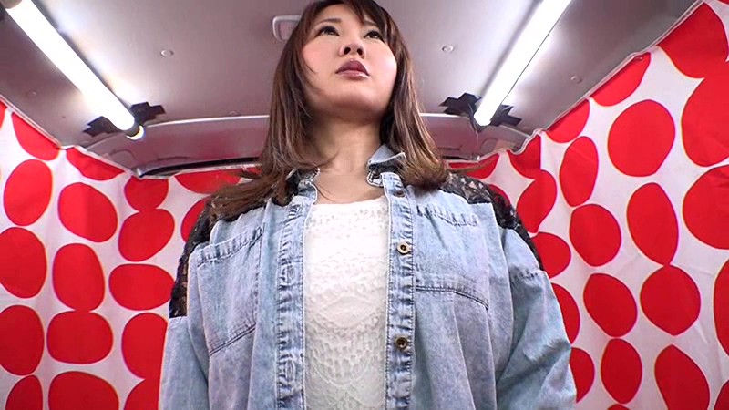 ＜素人＞ 街行くFカップ以上の女子大生限定！自慢のムチムチ巨乳でおっパ...