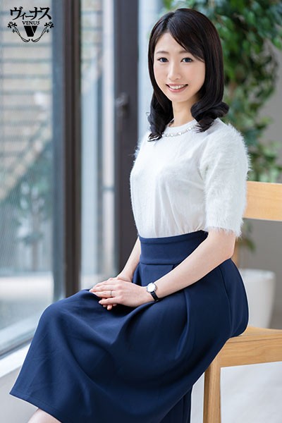 ＜素人＞ 本物素人妻AV Debut！！結婚3年目の美人ママは口説かれ...
