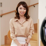 ＜素人＞ 本物素人妻AV Debut！！「誰かに見られているかもしれない」が気持ちいい…現役OL妻の背徳スリル共存SEX 堂本未来 『FANZA』