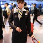 ＜素人＞ 高嶺の花 キャビンアテンダント限定 「黒パンストの試着にご協力してください！！」と声を掛けた美脚CAがぬるぬるローションで耐久テストと称して足コキ！さらに破けたパンストからチ○ポをぬっプリ挿入！！！ マジックミラー号 『FANZA』