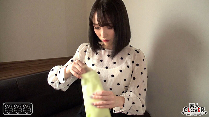 ＜素人＞ 【ちっぱい小柄美少女と円光性交】乳首責め、首しめに弱いドMテ...