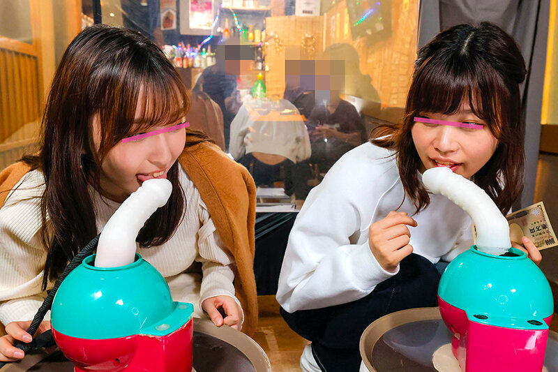 ＜素人＞ 羞恥！彼氏連れ素人娘をマシンバイブでこっそり攻めまくれ！24...