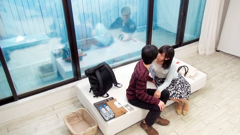 ＜素人＞ 一般男女モニタリングAV マジックミラーの向こうには再婚した...