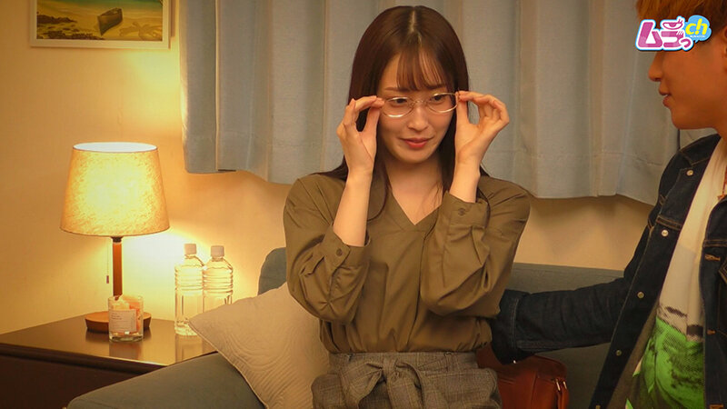 ＜素人＞ ホテル盗撮 マッチングアプリで知り合った地味清楚美女は、チ○...