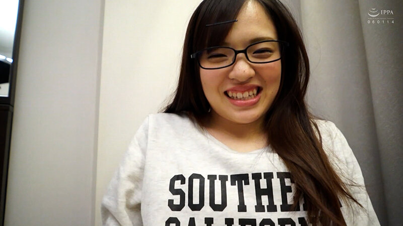 ＜素人＞ あどけない無邪気な笑顔の純朴そうな美少女の初めてのパパ活！未...