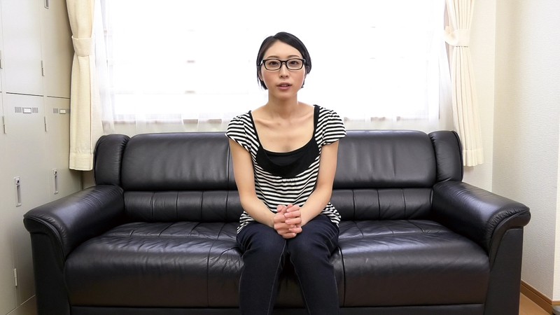 ＜素人＞ 給食センターで働く地味で平凡な極細くびれのメガネ奥さん 沙原...