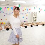 ＜素人＞ 一般男女モニタリングAV またがり腰振りヌキまくり！素人女子大生がズラ～ッと横に並んだチ○ポ10本を生ハメ騎乗位で連続即ヌキに大挑戦！ 2 フル勃起チ○ポを騎乗位で次から次へと射精させザーメンで溢れるほどに満たされたオマ○コは絶頂が止まらない！！4人合計中出し40… 『FANZA』