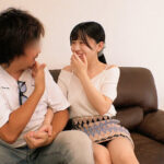 ＜素人＞ 恥じらいたっぷり素人女子大生カップルが挑戦！なりきりダッチワイフカップルゲーム！彼氏が見ている目の前でイケメンAV男優に耳元で甘い吐息を吹きかけられ、見つめられながら全身まさぐられ、激ピストンされても彼女が動かなければ賞金30万！ 『FANZA』