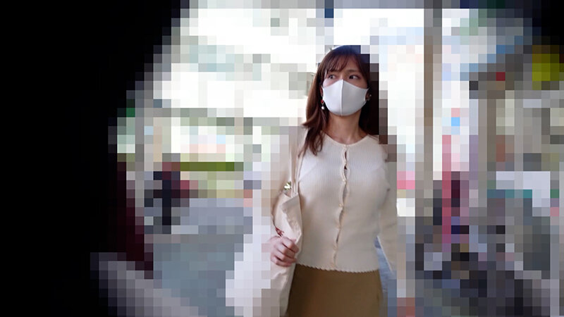 ＜素人＞ 痴●電車＃004 巨乳を強調し街を闊歩する芸能人ロ●ラ似の変...