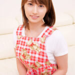 ＜素人＞ かわいい巨乳保育士さんが裸エプロン1枚で童貞君の筆下ろし！ エプロンからぷるんとハミ出すおっぱい授乳手コキで童貞君も保母さんもムラムラ！母性とマン汁が溢れるお股にヌプっと生挿入！ ひとみ先生 『FANZA』