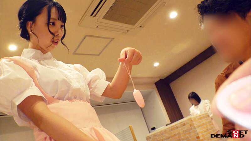 ＜素人＞ リモバイつけて接客してみませんか？ファミレスで働くウブで大人...