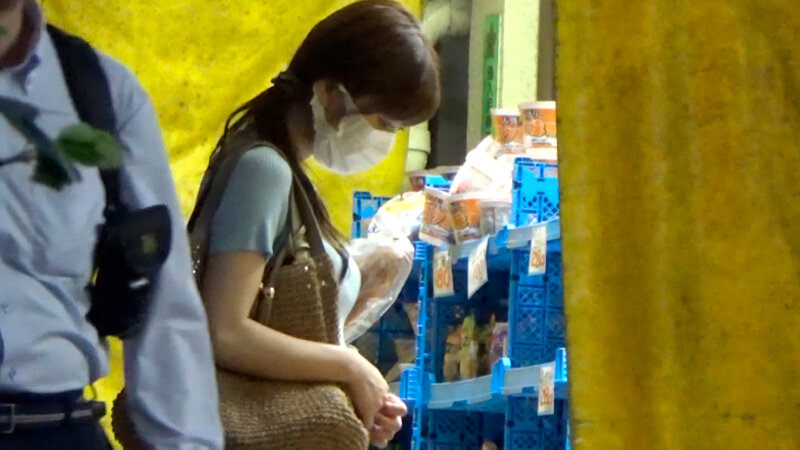 ＜素人＞ デカチンを誘惑する美人巨乳妻、離島から上京してきた素朴な島人...