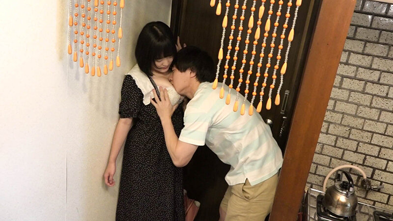 ＜素人＞ 【連続スケベ小説～第二話】コンビニで働く巨乳母娘～長女と中●...