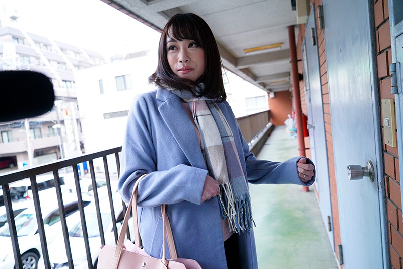 ＜素人＞ 素人妻が一般大学生の自宅にコンドーム1つ渡され一泊 一度のゴ...