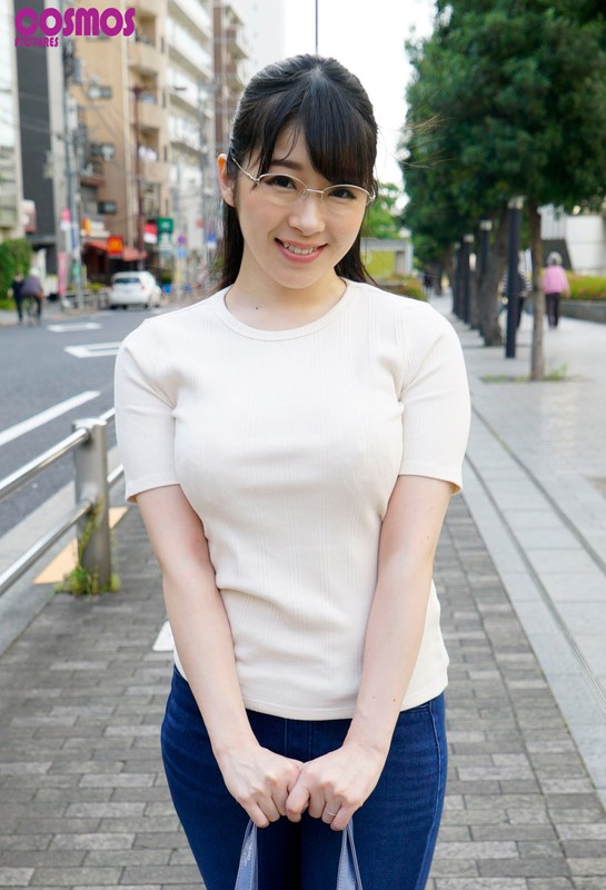 ＜素人＞ 素人妻が一般大学生の自宅にコンドーム1つ渡され一泊 一度のゴ...