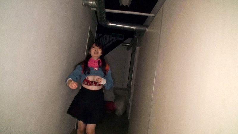 ＜素人＞ ＜禁断の味＞誰もいない廃墟でおもらしセフレと、どきどきイチャ...