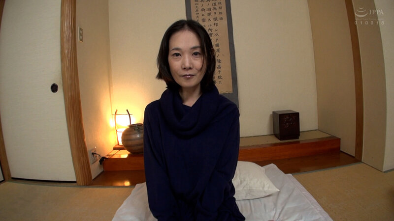 ＜素人＞ 真面目そうな幸薄系美熟女さんが長年のセックスレスに耐えかねて...