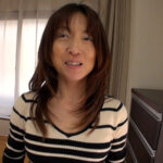 ＜素人＞ バブルの香を残す高身長熟女がAV男優の愛撫に乳首を勃起させパイパンマ〇コ中出しSEX 『FANZA』