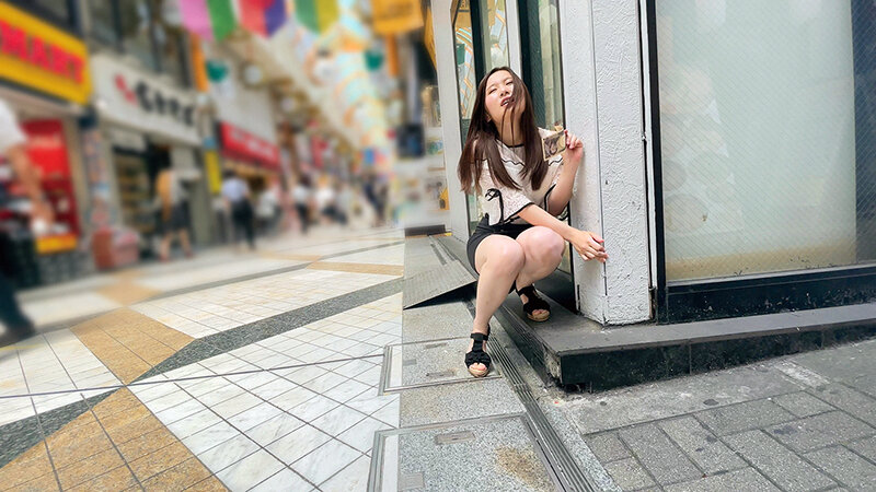 ＜素人＞ 素人美少女とリモコンバイブお散歩人混みの中ビクビク震えてイキ...