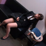 ＜素人＞ 映画館のレイトショーでうたた寝する【飲み会終わりに立ち寄ったほろ酔いOL】を拘束してブランケットの中のねっとり粘着手淫でサイレント失禁イキさせる 『FANZA』