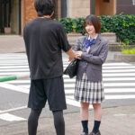 ＜素人＞ 素人参加バラエティ 街行く女子〇生限定！‘π1cm10万円’の極太ディルドチャレンジ！「こんなぶっといの入らないよぉ…照」とまたがった黒人よりデカいディルドに敏感な膣口をメリメリ開口され発情腰ふりが止まらない！未体験のデカチンで子宮口を刺激された性欲娘は… 『FANZA』