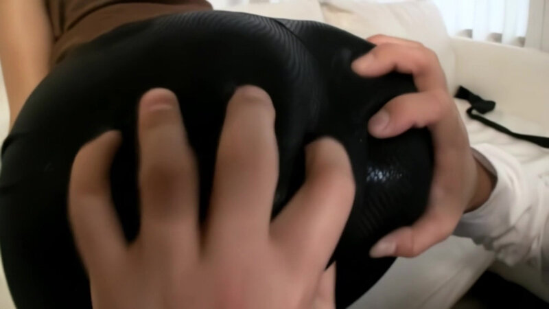 ＜素人＞ 【AIリマスター版】レギンスを穿いた女性のぴっちりしたお尻に...