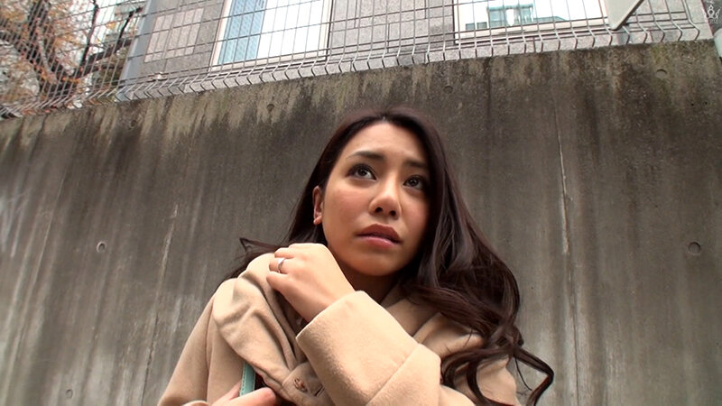 ＜素人＞ 街行く綺麗な巨乳若妻にインタビュー！怪しむ若妻も性欲旺盛！？...