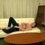 ＜素人＞ スレンダー美女の出張メンズエステティシャンを自宅に呼んでお茶に忍ばせた媚●を飲ませてみると！？ 『FANZA』