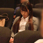 ＜素人＞ 映画館のレイトショーでうたた寝する【残業で終電を逃したOL】を拘束してブランケットの中のねっとり粘着手淫でサイレント失禁イキさせる 『FANZA』