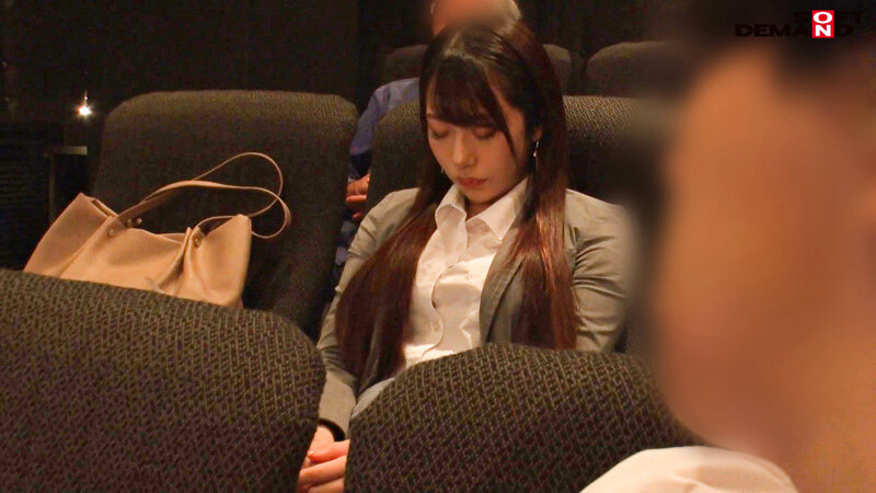 ＜素人＞ 映画館のレイトショーでうたた寝する【残業で終電を逃したOL】...