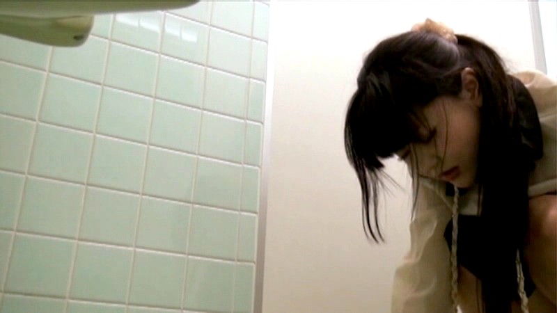 ＜素人＞ 盗撮 トイレ故障中 間に合わずに脱糞してしまった女の子たちは...