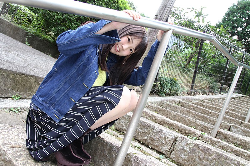 ＜素人＞ 彼氏にナイショで援交するドスケベ美少女/おじさんチンポに寝取...