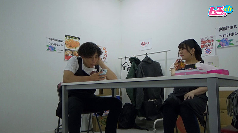 ＜素人＞ ニンゲン観察 バイトの休憩室で性欲旺盛な年下大学生に迫られる...