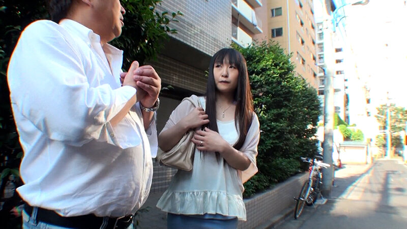 ＜素人＞ 経験人数ひとりのうぶな若妻に人生2本目の肉棒を見せつけなし崩...