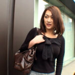 ＜素人＞ 奥様の実態調査の協力をお願い！結婚7年目の奥様になし崩し的にボディタッチ！素人まるだし無防備過ぎる剛毛人妻にハメ撮りSEX 『FANZA』