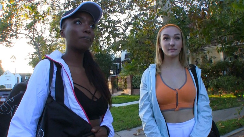 ＜素人＞ ロスでナンパしたテニスプレイヤーたちがどエロなラケットオナニ...