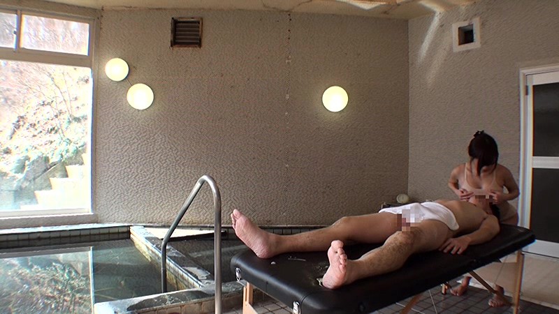 ＜素人＞ 箱根に遊びに来ていた巨乳女子大生限定！男湯で初めての密着泡洗...