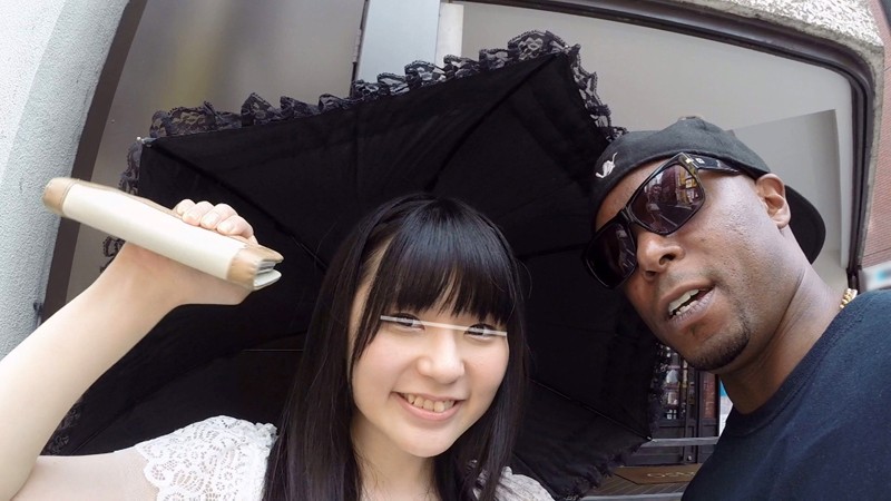 ＜素人＞ 日本在住の黒人男性による素人女子大生口説き連れ込みメガち○ぽ...