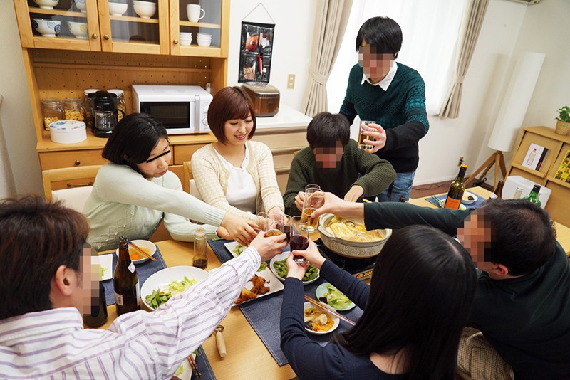 ＜素人＞ P●A会長を務める巨乳妻の寝取られ映像 私が不在の親睦会でお...