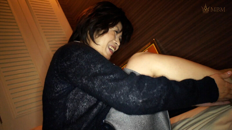 ＜素人＞ どこにでもいそうなショートヘアーの清楚系熟女をホテルに○れ込...