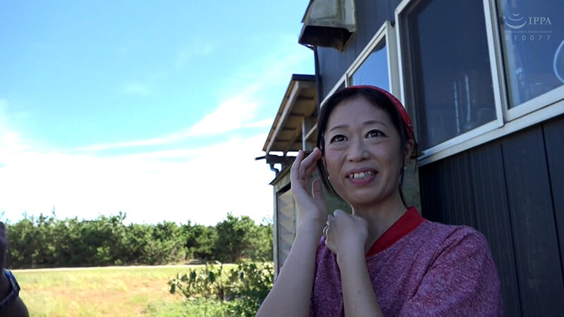 ＜素人＞ 生で見るAV男優に感激の海鮮食堂の女将さん！旦那のAVに嵌っ...