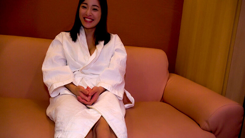 ＜素人＞ 結婚2年目にして中出し不倫に勤しむ性欲過多な奥様 うに（28...