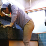 ＜素人＞ 掃除婦のおばさんに勃起を見せつけたら性欲処理してもらった…4時間 『FANZA』