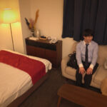 ＜素人＞ ホテル部屋REC 自他共に認める健全メンズエステのバリ堅嬢も、イケメン勃起チ〇コの前ではメスと化し流されるままウットリ中出しSEX 『FANZA』