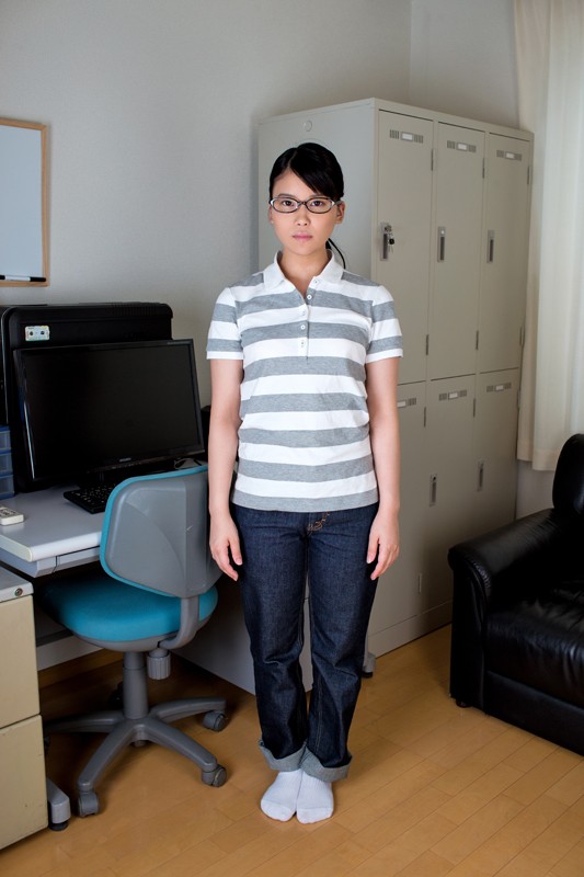 ＜素人＞ ウブでまじめなメガネっ娘 朝比奈さん 『FANZA』