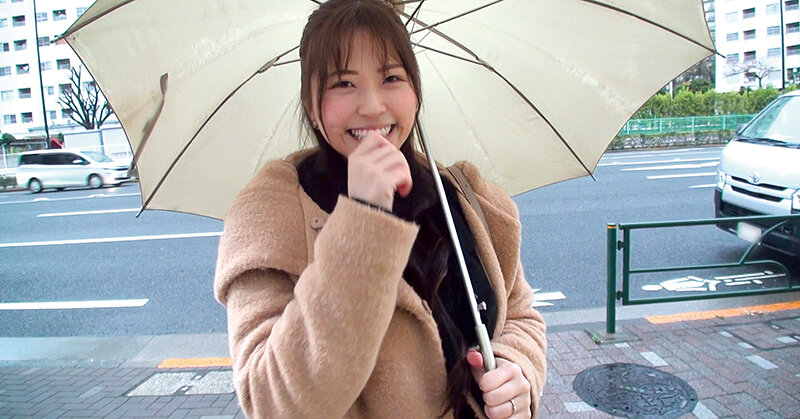 ＜素人＞ 街角で結婚2年目の笑顔が素敵な巨乳奥さんにインタビューと偽り...