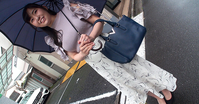 ＜素人＞ 街角で見つけた爆乳奥さんに取材と偽り事務所に連れ込み、お酒を...