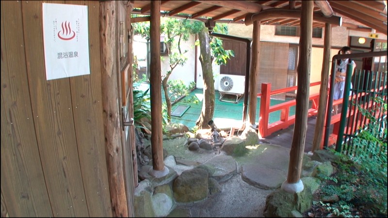 ＜素人＞ 露天風呂付き温泉旅館で親子丼セックス！？娘の失態は母親が体を...